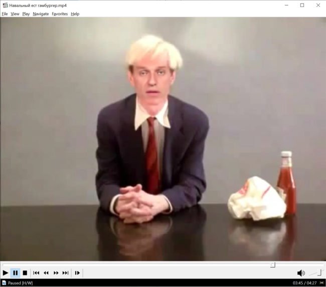 Навальный ест гамбургер